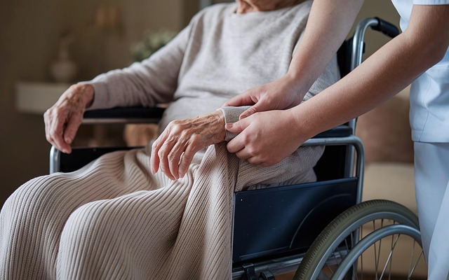 Zespół hospicjum domowego odwiedzający podopiecznego w jego domu